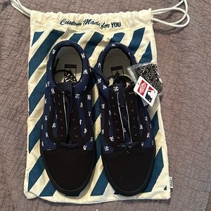 NWT Vans NY Yankee tennis shoes
